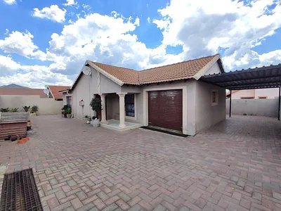 3 Bedroom House For Sale in Roodepoort - 6yiO.webp