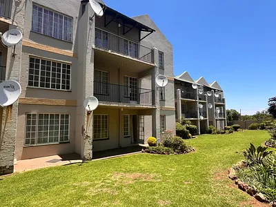 2 Bedroom Apartment For Sale in Roodepoort - ceLV.webp