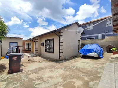 8 Bedroom House For Sale in Roodepoort - IZJb.webp