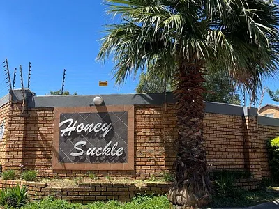 2 Bedroom Apartment For Sale in Roodepoort - 7qJh.webp