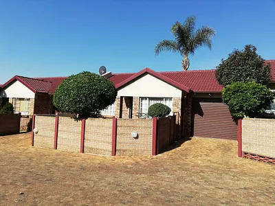 2 Bedroom Townhouse To Rent in Allen's Nek, Roodepoort - TpH1.webp