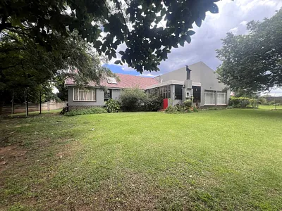 4 Bedroom House For Sale in Roodepoort - di0t.webp