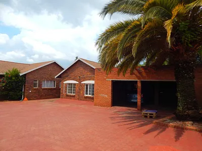 3 Bedroom House For Sale in Roodepoort - 30nP.webp
