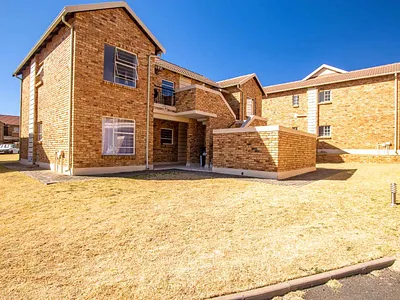 2 Bedroom Apartment For Sale in Roodepoort - Z1Pa.webp