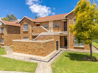 2 Bedroom Apartment For Sale in Roodepoort - img