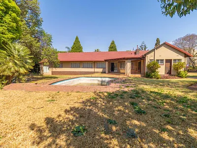 4 Bedroom House For Sale in Roodepoort - img