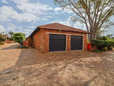 3 Bedroom Townhouse For Sale in Roodepoort - img