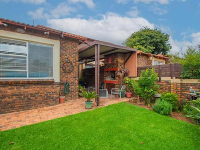 3 Bedroom Townhouse For Sale in Roodepoort - gLJ7.webp