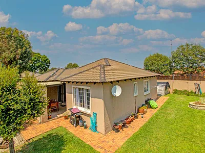 3 Bedroom Townhouse For Sale in Roodepoort - RFy2.webp