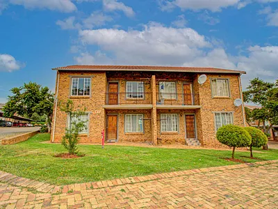 2 Bedroom Apartment For Sale in Roodepoort - V8yT.webp