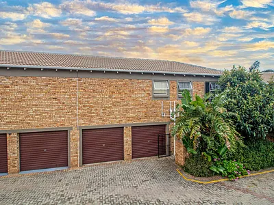 3 Bedroom Townhouse For Sale in Roodepoort - NmC7.webp