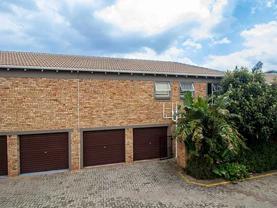 3 Bedroom Townhouse For Sale in Roodepoort - j35B.webp