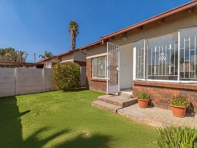 2 Bedroom Townhouse For Sale in Roodepoort - y4MK.webp