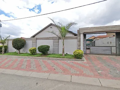 6 Bedroom House For Sale in Roodepoort - yD0Y.webp