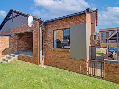 2 Bedroom Townhouse For Sale in Roodepoort - FVA2.webp