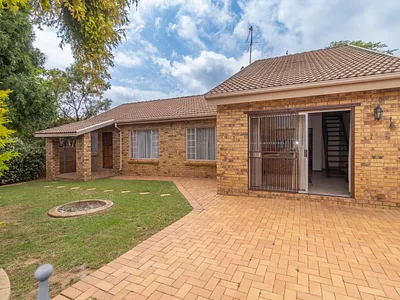 4 Bedroom Townhouse For Sale in Roodepoort - 9YJE.webp
