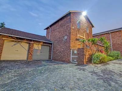 3 Bedroom Townhouse For Sale in Roodepoort - lcoH.webp