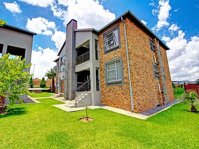 2 Bedroom Apartment For Sale in Roodepoort - 5m24.webp