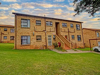 2 Bedroom Apartment For Sale in Roodepoort - iOp5.webp