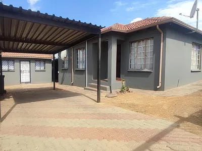 4 Bedroom House For Sale in Roodepoort - e2Li.webp