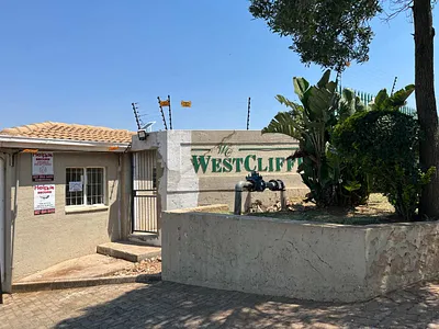 2 Bedroom Apartment For Sale in Roodepoort - 8wzh.webp