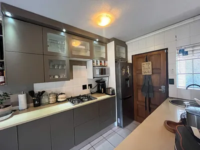 2 Bedroom Apartment For Sale in Roodepoort - 8I7O.webp