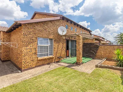 3 Bedroom Townhouse For Sale in Roodepoort - 0r60.webp