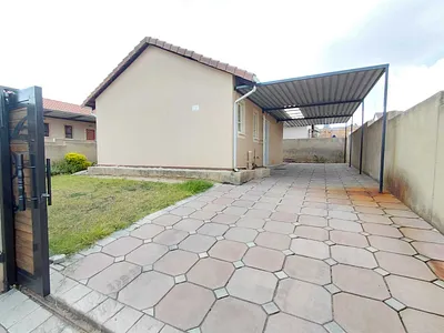 3 Bedroom House For Sale in Roodepoort - 7kx3.webp