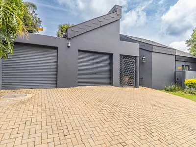 4 Bedroom House For Sale in Roodepoort - al6u.webp