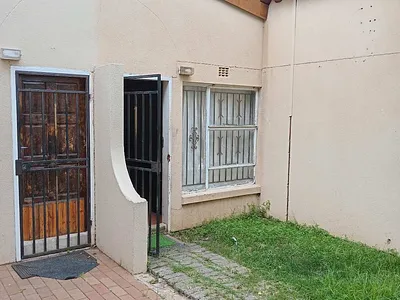 2 Bedroom Townhouse For Sale in Randburg - RnZN.webp