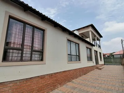 5 Bedroom House For Sale in Roodepoort - 2uIY.webp