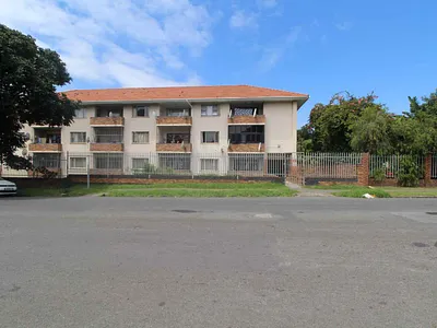 3 Bedroom Apartment For Sale in East London - Oe3O.webp