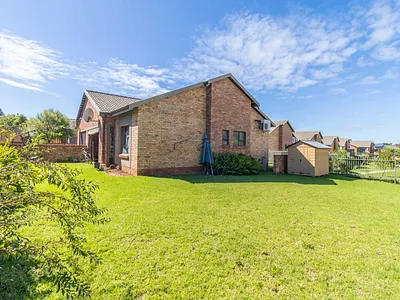 2 Bedroom Townhouse For Sale in Roodepoort - ZWq3.webp