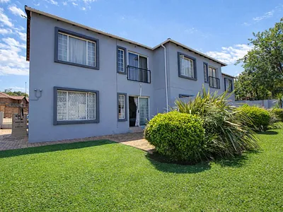 2 Bedroom Apartment For Sale in Roodepoort - i4R8.webp