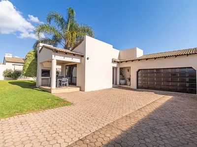 2 Bedroom Townhouse For Sale in Roodepoort - LpAM.webp