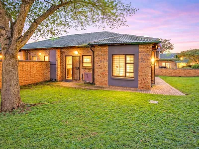 2 Bedroom Townhouse For Sale in Roodepoort - 98qq.webp