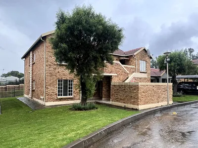 2 Bedroom Apartment For Sale in Roodepoort - oghC.webp