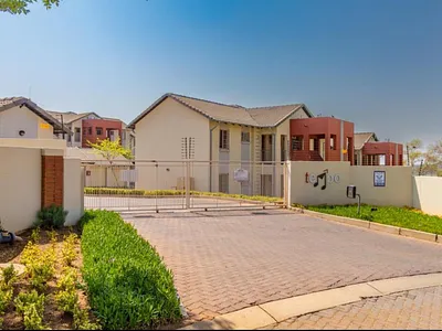 3 Bedroom Townhouse For Sale in Noordwyk, Midrand - 5N70.webp