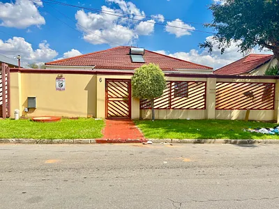 3 Bedroom House For Sale in Roodepoort - xENJ.webp