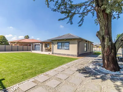 3 Bedroom House For Sale in Roodepoort - uThC.webp