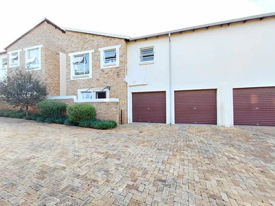 3 Bedroom Townhouse For Sale in Roodepoort - img