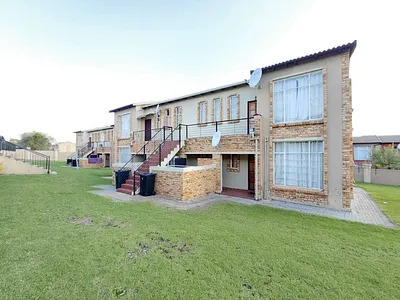 2 Bedroom Apartment For Sale in Roodepoort - img