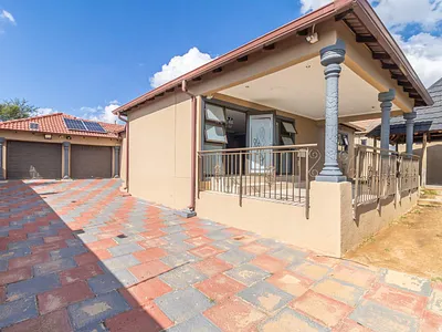 3 Bedroom House For Sale in Roodepoort - f5k9.webp