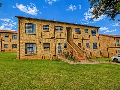 2 Bedroom Apartment For Sale in Roodepoort - Ij17.webp