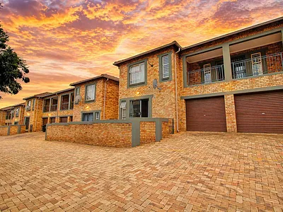 3 Bedroom Townhouse For Sale in Roodepoort - nUq7.webp