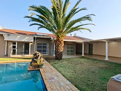 3 Bedroom House To Rent in Sandton - p2bN.webp