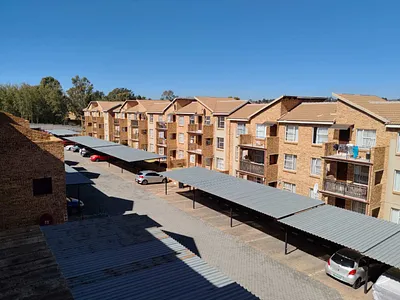2 Bedroom Apartment For Sale in Roodepoort - img
