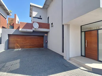 3 Bedroom Townhouse To Rent in Johannesburg - YVs6.webp