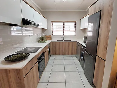 3 Bedroom Apartment To Rent in Crowthorne AH, Midrand - dcG3.webp