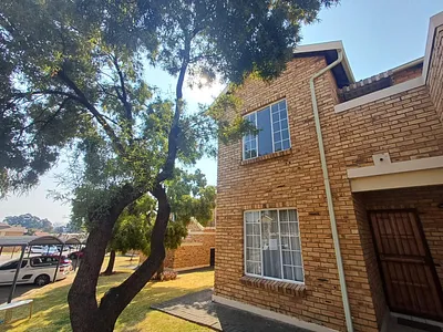 2 Bedroom Apartment To Rent in Roodepoort - U0uR.webp